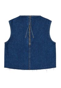 Chaleco de denim con un corte ajustado en la parte de atrás, mangas cortas y una cremallera central. Color azul oscuro con dobladillo deshilachado y sin aperturas en la parte delantera.