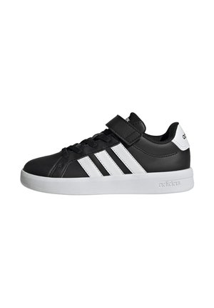 Czarno-białe buty sportowe Adidas z białymi paskami, sznurowanym przodem i paskiem na rzep na białej podeszwie, widok z boku.