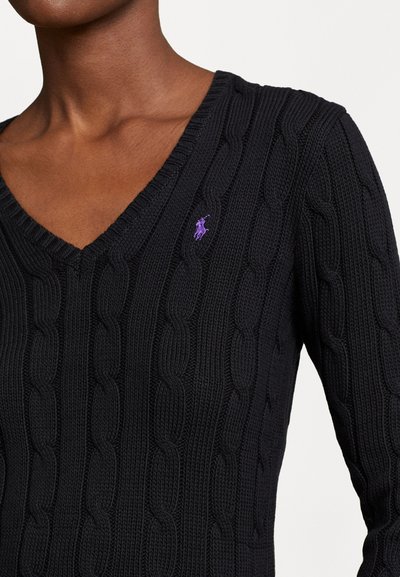 Pulover negru tricotat cu decolteu în V, prezentând un model de tricot cu cablu și un mic logo brodat în mov pe piept.