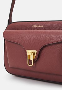 Coccinelle BEAT SOFT - Torba čez telo - brown