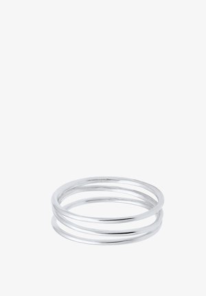 Inel triplu din argint cu o suprafață netedă, lustruită și margini rotunjite. Benzi subțiri și circulare, creând un efect de suprapunere.