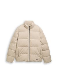 Chaqueta de plumas acolchada en color beige con costuras horizontales acolchadas, cuello alzado, cremallera frontal negra y pequeño logotipo de texto cerca del dobladillo.
