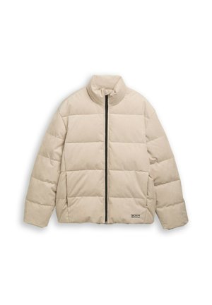 Beige gewatteerde pufferjack met horizontale stiknaden, hoge kraag, zwarte rits aan de voorkant en een klein tekstlogo nabij de zoom.