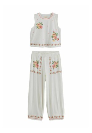 Weißes ärmelloses Top und Hose mit pinker und gelber Blumenstickerei auf Brust, Taschen, Saum und Ausschnitt.