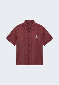 Chemise à manches courtes boutonnée couleur bordeaux avec fines rayures verticales et un logo blanc PXP sur la poitrine gauche.