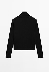 Maglione nero a maniche lunghe con collo alto, dal design cropped e una texture liscia. Include un alto colletto e polsini a coste.