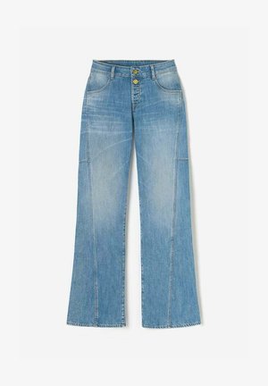 Lichtblauwe wijde jeans van denim. Bevat twee voorzakken, twee achterzakken en een knoopsluiting met gouden accenten.
