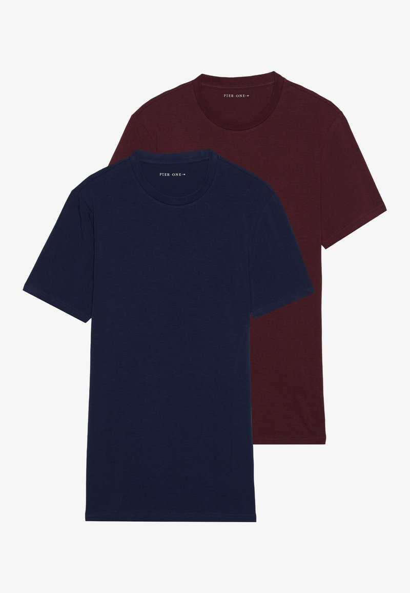 Twee crew-neck t-shirts samen tentoongesteld. De ene is marineblauw en de andere is bordeauxrood, beide gemaakt van zachte stof met korte mouwen.