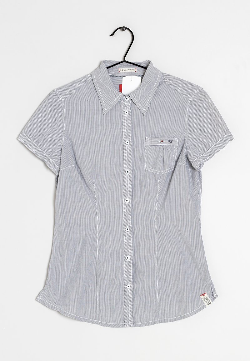 Košile s krátkým rukávem na knoflíky v modrých a bílých pruzích. Má špičatý límec, náprsní kapsu a bílé knoflíky s mírně zaobleným spodním okrajem.