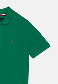 Tommy Hilfiger FLAG - Polotričko - olympic green