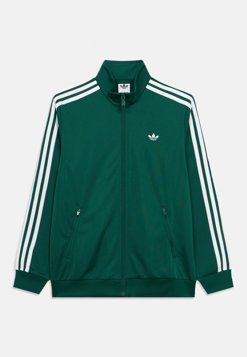 Chaqueta verde con cremallera hecha de tela lisa, con rayas blancas a lo largo de las mangas y un pequeño logo blanco en el pecho. Dos bolsillos laterales.