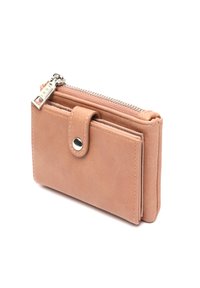 Portafoglio in suede marrone chiaro compatto con chiusura a zip sulla parte superiore e tasca con bottone a pressione frontale su sfondo bianco.