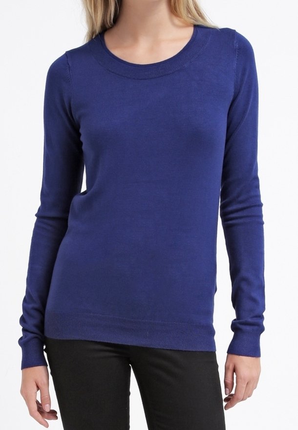 Mjukt, lätt navyblått stickat tröja med rund halsringning, långa ärmar samt ribbade muddar och nederkant.