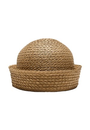 Pletený slamenný klobúk s okrúhlou korunou a širokým, zatočeným okrajom v prírodnej svetlohnedej farbe na bielom pozadí.