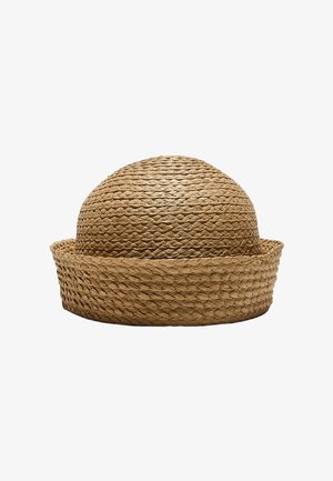 Pletený slamenný klobúk s okrúhlou korunou a širokým, zatočeným okrajom v prírodnej svetlohnedej farbe na bielom pozadí.