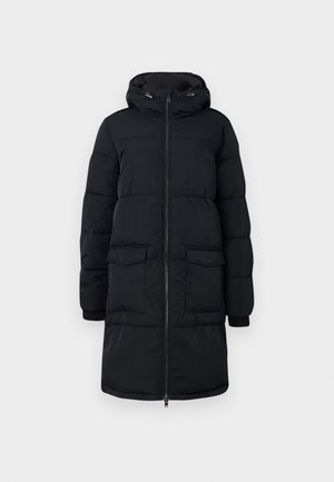 Lungo cappotto invernale imbottito nero con cappuccio, zip frontale e due grandi tasche a soffietto, esposto su sfondo bianco.