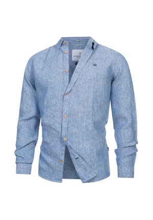 Lyseblå langermet skjorte med knapper i tre, en liten brodert logo på brystet og en avslappet krage.