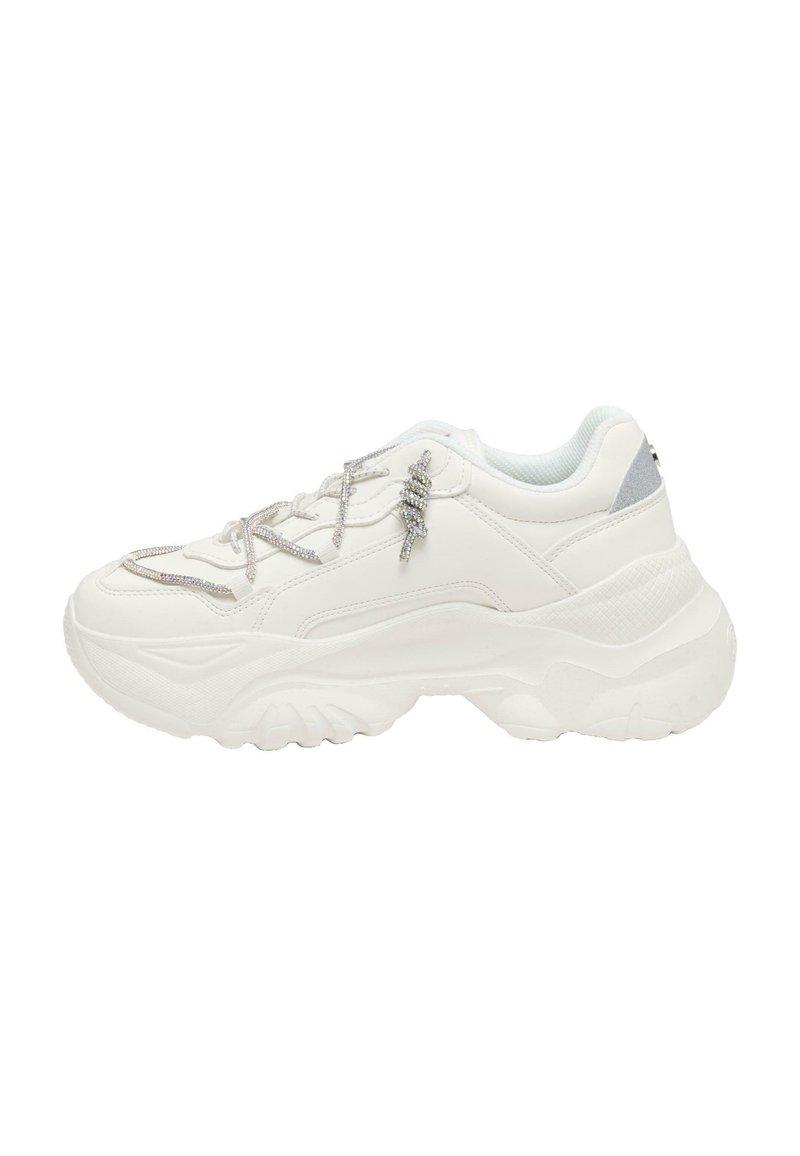 Weißer Sneaker mit strukturiertem Design, ausgestattet mit silbernen Schnürsenkeln und Akzenten. Dicke Sohle in klobiger Form aus glattem Leder.