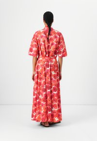 Maxikleid mit kurzen Ärmeln, ausgestattet mit einem lebhaften Blumenmuster in Rot- und Rosatönen, tailliert und mit einem fließenden Rock.
