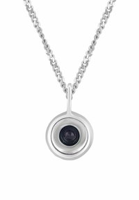 Strieborný prívesok na náhrdelníku so zavŕšeným kruhovým dizajnom a stredným čiernym drahokamom, zavesený na textúrovanom striebornom reťazci.