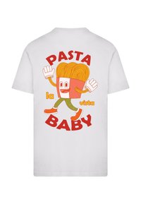 Weißes T-Shirt mit einem Cartoon-Spaghetti-Charakter, der Arme und Beine hat, begleitet von rotem Text: "PASTA BABY" und "la vista."