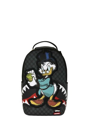Mochila negra con una caricatura de el Tío Gilito sosteniendo dinero, vestido con un abrigo azul y sombrero de copa, con un gráfico de dientes de tiburón detrás de él.