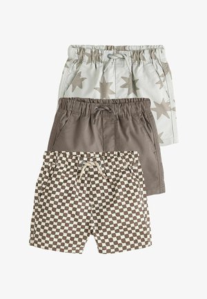 Tres pares de pantalones cortos para niños con cintura elástica y cordones, con estampado de estrellas, marrón sólido y patrón de tablero de ajedrez marrón y blanco.