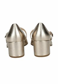 Scarpe con tacco a blocco dorato metallico, punta affusolata e cinturino alla caviglia. Texture liscia con una leggera lucentezza, caratterizzate da un piccolo dettaglio con fibbia.