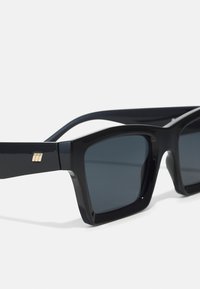 Le Specs HUZZAH Sunglasses Men Women Rectangular Frame UV Protection, Green Mono/Black, One Size