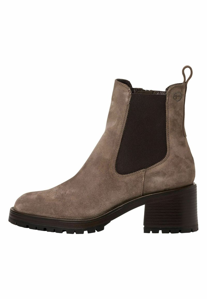 Bottine en daim marron avec talon bloc, empiècement latéral élastique noir, languette au talon et semelle texturée pour une bonne adhérence.