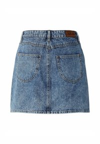 Vaaleansininen farkkuminihame, jossa on rispaantunut helma, kaksi takataskua ja ruskea nahkainen logoplässi vyötäröllä.