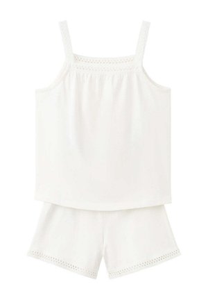 Witte mouwloze top met kanten afwerking en bijpassende shorts met kantdetails langs de zoom, tegen een witte achtergrond.