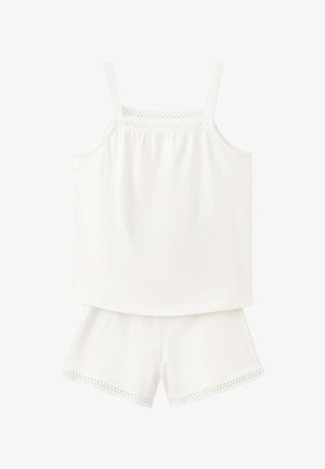 Witte mouwloze top met kanten afwerking en bijpassende shorts met kantdetails langs de zoom, tegen een witte achtergrond.