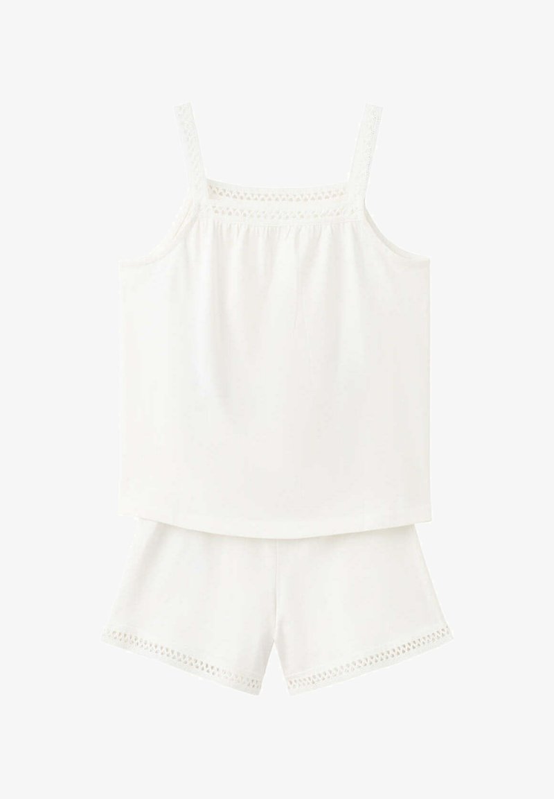Haut blanc sans manches avec bordure en dentelle et short assorti avec détails en dentelle le long de l'ourlet, sur fond blanc.