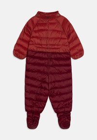Červený zateplený snowsuit s horizontálnym prešívaním, zaobleným golierom a nožičkami. Farba prechádza gradientom od jasne červenej po tmavočervenú. Tlačidlá pri krku.
