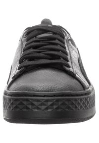 Černé tenisky s texturovaným koženým svrškem, plochými černými tkaničkami a vzorovanou gumovou podrážkou s geometrickým designem.