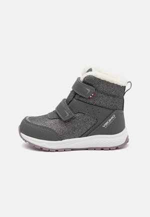 Gray winter boot with textured upper, two adjustable velcro straps, white fleece lining, and a purple rubber sole. Features brand logo.