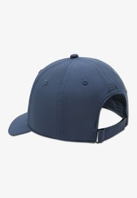 Μπλε σκουρού χρώματος καπέλο μπέιζμπολ από υφασμάτινη υφή, με κυρτή γείσο και ρυθμιζόμενο λουράκι στο πίσω μέρος. Ορατές έξι οπές αερισμού.