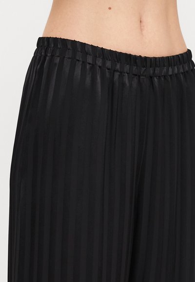 Pantalones a rayas negras con un suave brillo, que cuentan con una cinturilla elástica, una silueta fluida y rayas verticales para añadir textura.