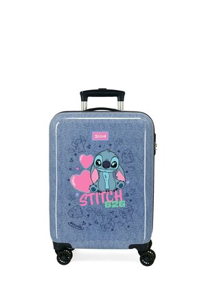 Maleta rígida azul con un dibujo animado de Stitch, corazones rosas y el texto "STITCH 626", que cuenta con cuatro ruedas giratorias negras y un asa telescópica negra.