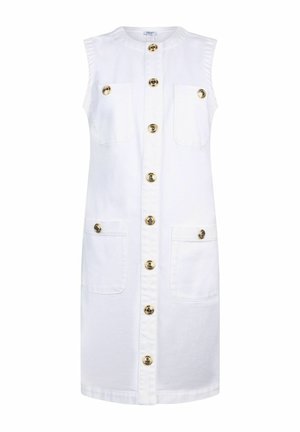 Robe blanche sans manches, longueur genou, avec des boutons dorés à l'avant et quatre poches plaquées, deux sur la poitrine et deux sur les hanches.