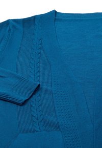 Cardigan turchese con strisce testurizzate, maniche a costine e un motivo a trecce sulla parte anteriore, realizzato in un tessuto morbido.