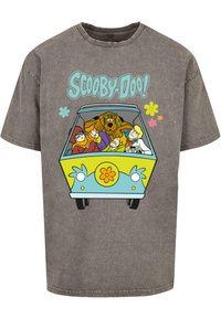 Camiseta de algodón gris con un gráfico de "¡Scooby-Doo!" que presenta una furgoneta azul y amarilla y personajes de dibujos animados dentro, incluyendo a un perro.