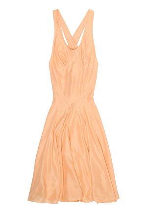 Vestido sin mangas de satén color melocotón con cuerpo ajustado, tirantes cruzados en la espalda y falda acampanada.
