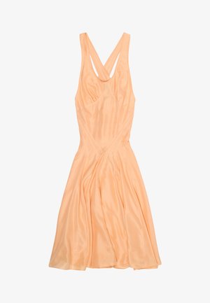 Vestido sin mangas de satén color melocotón con cuerpo ajustado, tirantes cruzados en la espalda y falda acampanada.