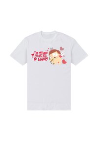 Biała bawełniana koszulka z nadrukiem kreskówkowej postaci o kręconych włosach, skrzydłach i kokardce, otoczonej sercami oraz czerwonym tekstem.