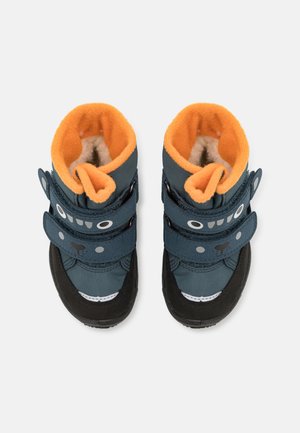 Die Stiefel verfügen über ein dunkelblaues und schwarzes Design, eine weiche orangefarbene Fütterung, doppelte Klettverschlussriemen und verspielte Tiergesichtdetails auf der Vorderseite.