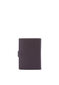 Portafoglio in pelle marrone scuro con una texture liscia, forma rettangolare e chiusura laterale a pulsante. Cuciture minime e dettagli di design.
