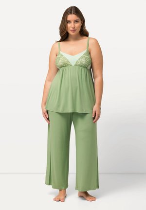 Grünes Loungewear-Set bestehend aus einem lockeren Oberteil mit Spitzenakzenten und weit geschnittenen Hosen, beides aus weichem, leichtem Stoff gefertigt.