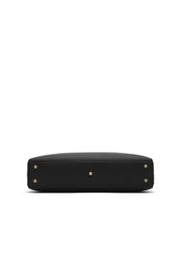 Zwarte leren tas met een gladde textuur, rechthoekige vorm, gouden hardwareaccenten en ronde hoeken. Robuuste basis met beschermende studs.